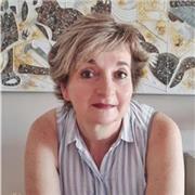 Licenciada en filología inglesa y máster en formación del profesorado con amplia experiencia en la impartición de clases de inglés a todos los niveles y en especial en la preparación de exámenes Cambridge